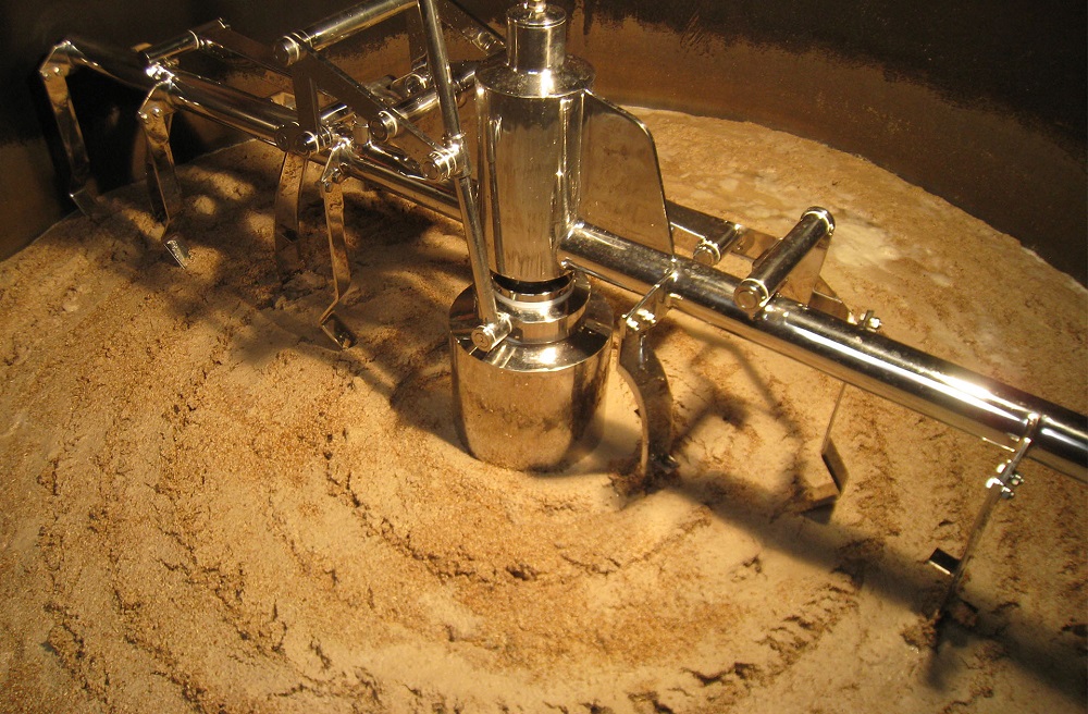 Cuáles son los factores que afectan la primera filtración del mosto en la elaboración de cerveza?