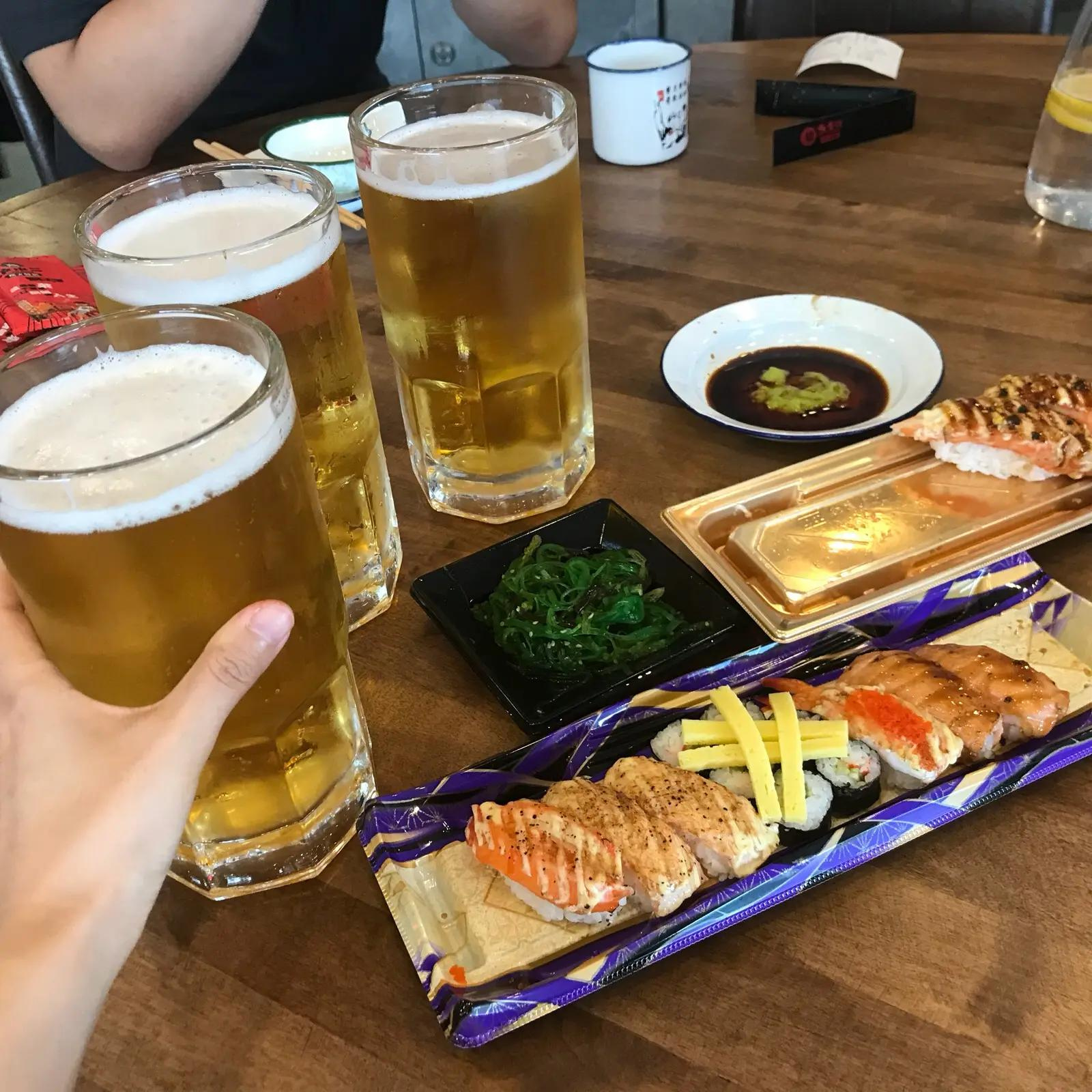 sushi y cerveza